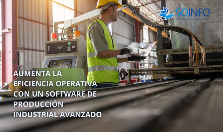 Software de Producción Industrial - operario con tablet supervisando línea de producción | Soinfo Colombia
