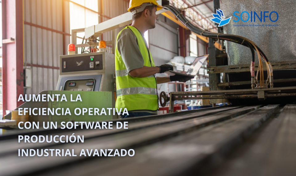 Software de Producción Industrial - operario con tablet supervisando línea de producción | Soinfo Colombia