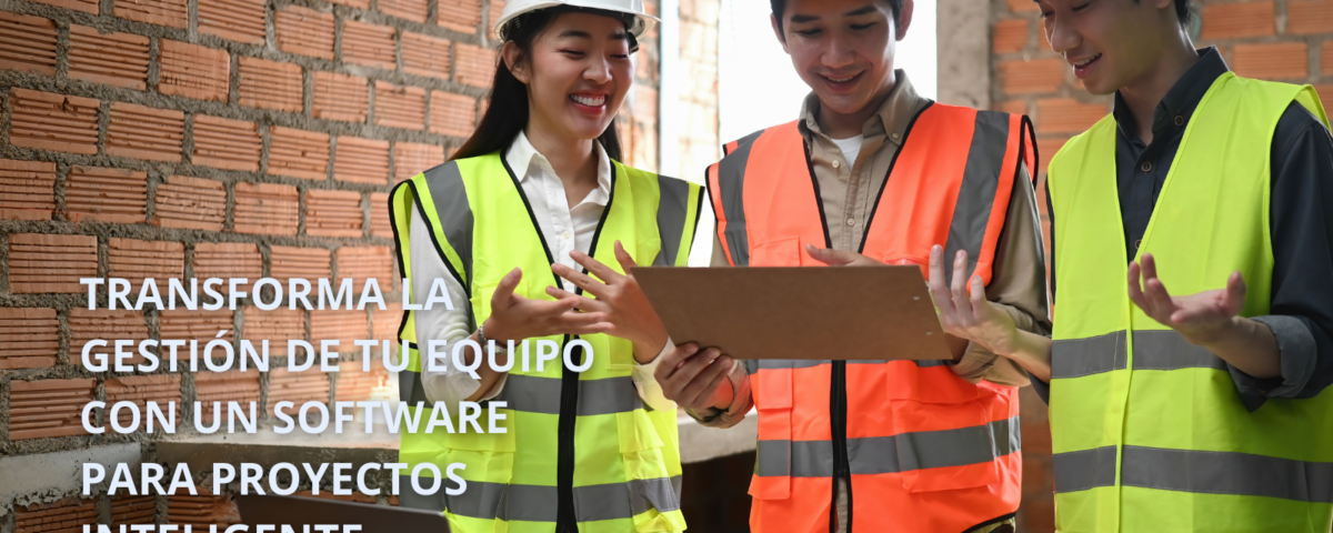 Equipo de trabajadores colaborando en obra mientras utilizan herramientas de planificación relacionadas con un Software Para Proyectos de Soinfo Colombia.
