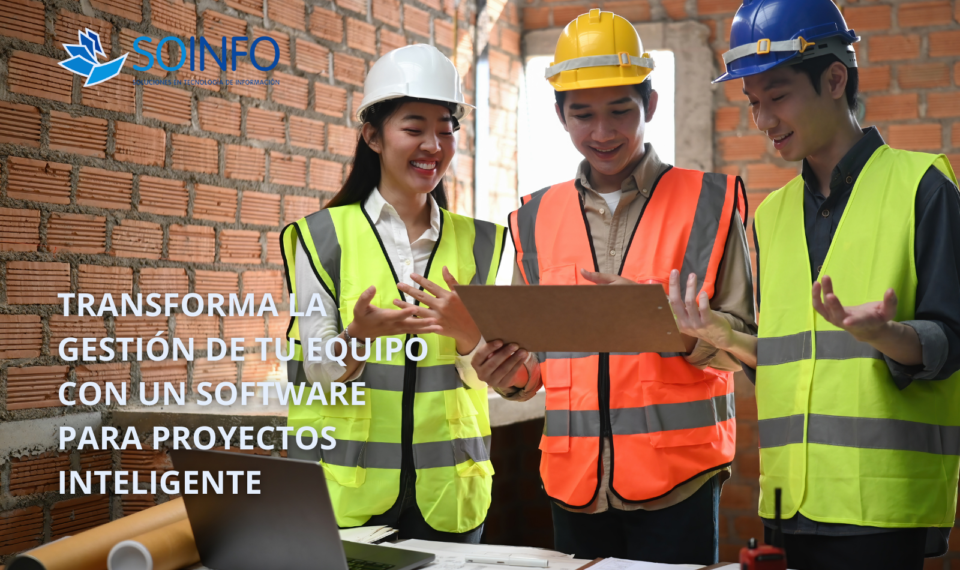 Equipo de trabajadores colaborando en obra mientras utilizan herramientas de planificación relacionadas con un Software Para Proyectos de Soinfo Colombia.